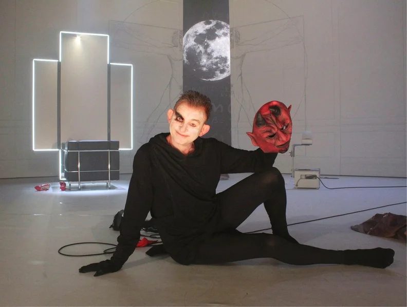 Imagem da fonte — HERR TEUFEL FAUST: A one-man play starring Dominique Horwitz