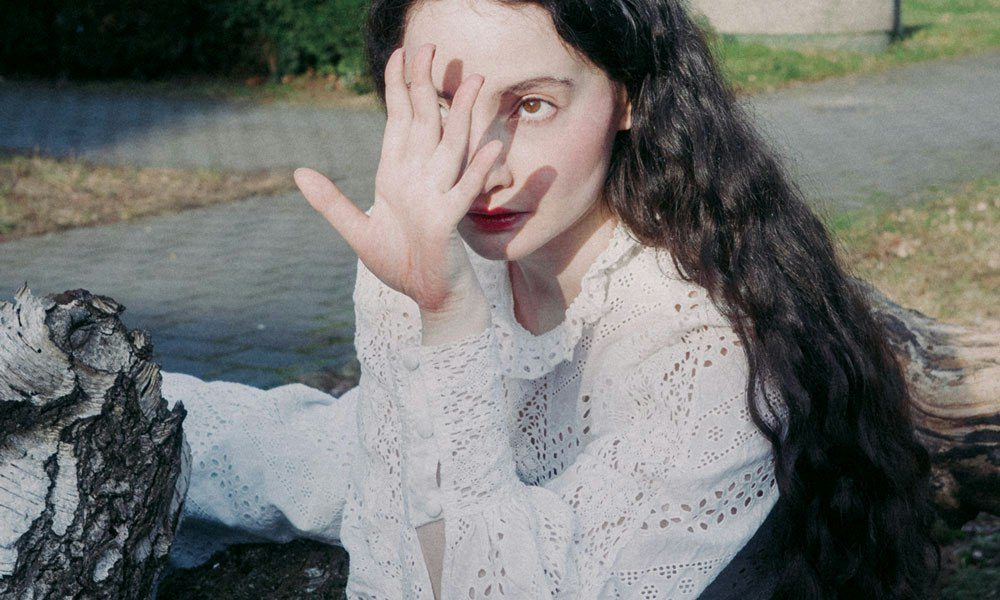 Imagen de la fuente — Gloria de Oliveira: 'The Lying Swans' Live + Signing