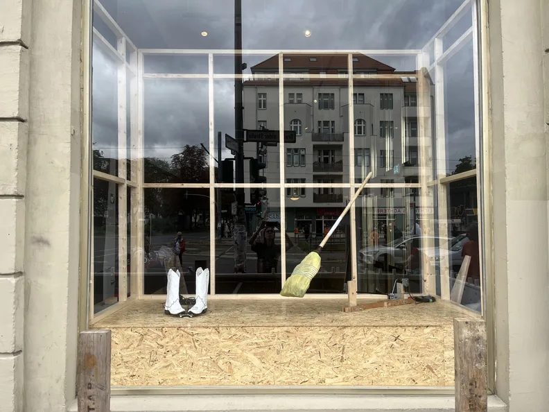 出典の画像 — A house and two windows