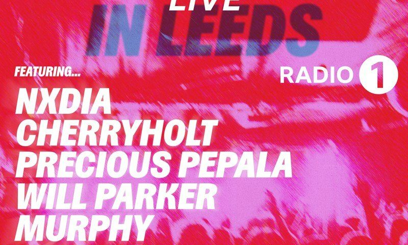 Imagem da fonte — BBC INTRODUCING LIVE IN LEEDS - RADIO 1