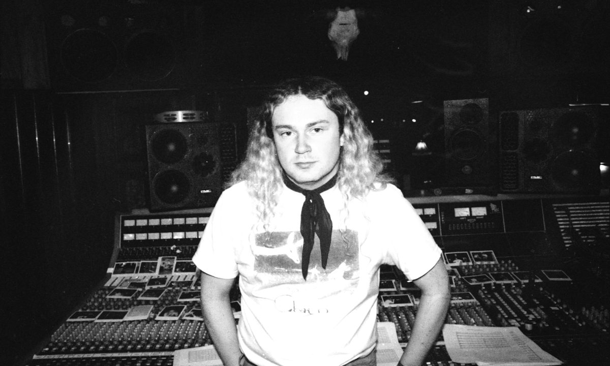 Imagem da fonte — An evening with Strawberry Guy