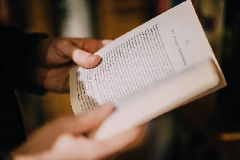출처 이미지 — Reading by Werner R.C. Heinecke: Worlds of Murder