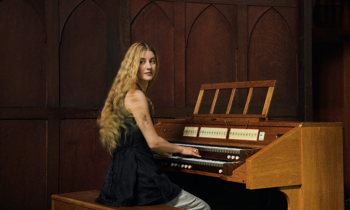 Imagem da fonte — Eliza Oakes at The Old Church, Stoke Newington