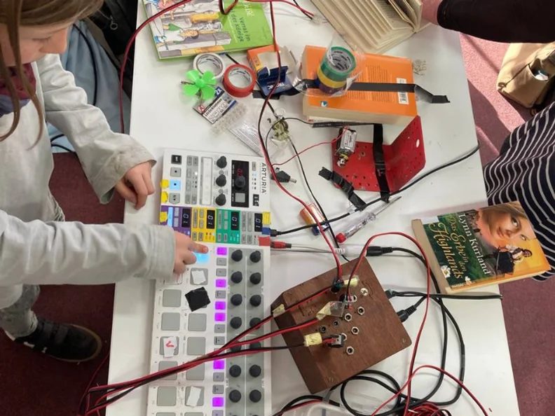 来源图片 — Workshop: Sound Robots // WackelWesen