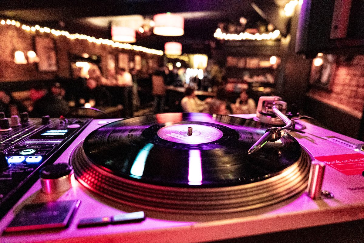 Imagem da fonte — R&M DJ: Joshua French