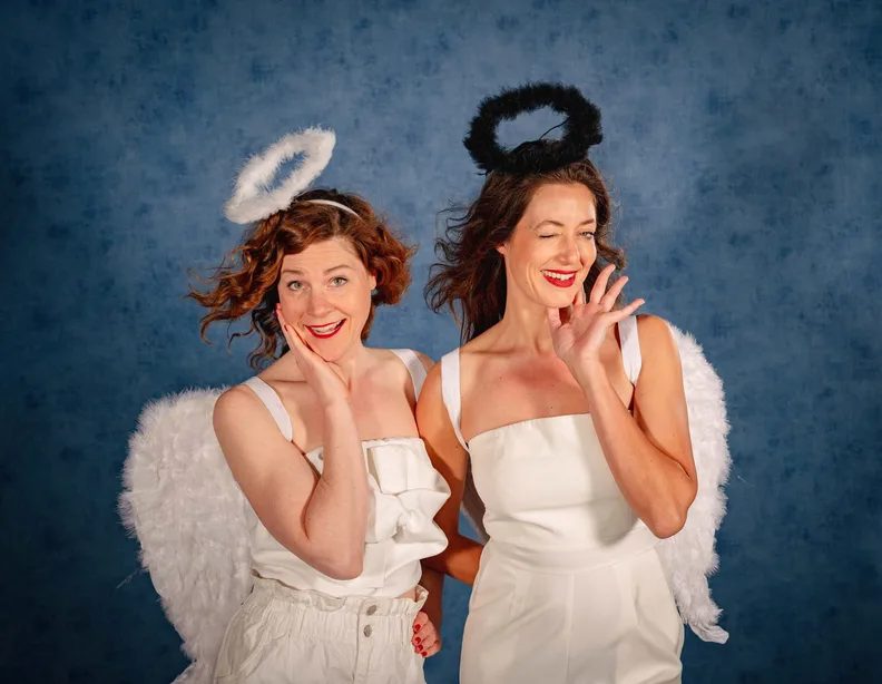 Bild der Quelle — The Christmas angels: evil, sharp, and indescribably feminine