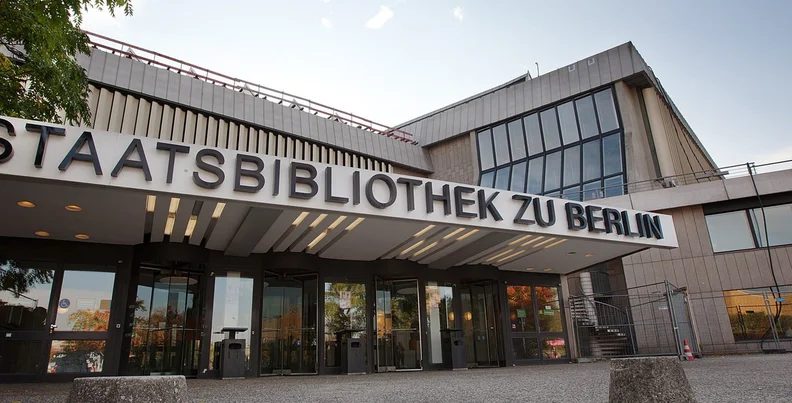 Imagem da fonte — Biennale »Signs & Wonders«. Reading at the Berlin State Library