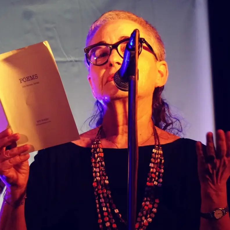 来源图片 — Diti Ronen & Tal Ronen, Anne Birkenhauer: Little Thrush
