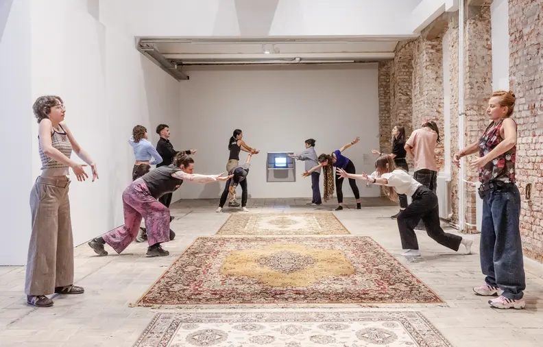 Afbeelding van de bron — Workshop: Somatic exercises in the exhibitions