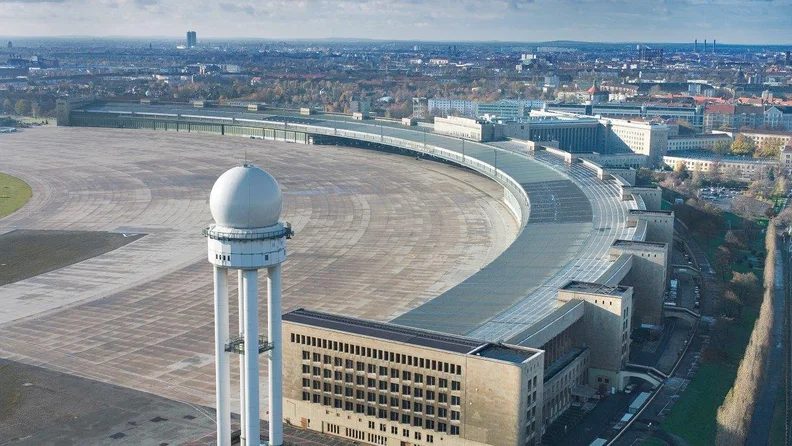 出典の画像 — Guided tour: Visions of Tempelhof