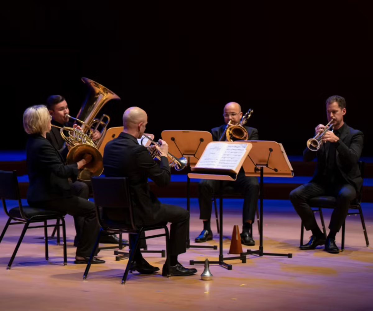 Imagen de la fuente — Holiday Brass