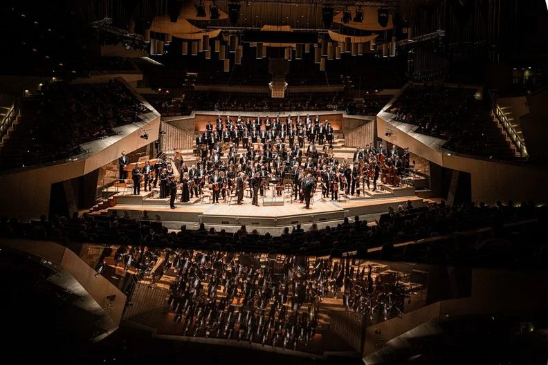Imagem da fonte — Rundfunk-Sinfonieorchester, Rundfunkchor Berlin und Kirill Gerstein
