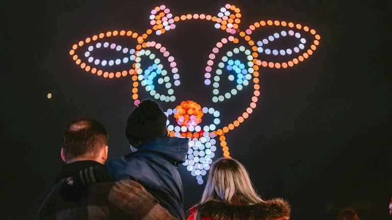 Imagem da fonte — Rudolph the Red-Nosed Reindeer: Drone Light Show