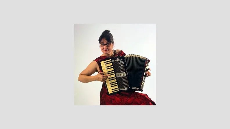 Imagen de la fuente — "The Red Accordion" – a true story of refugees, or how an instrument saved my father’s and his family’s lives three times | Reading with Dr Sibylle Mottl-Link