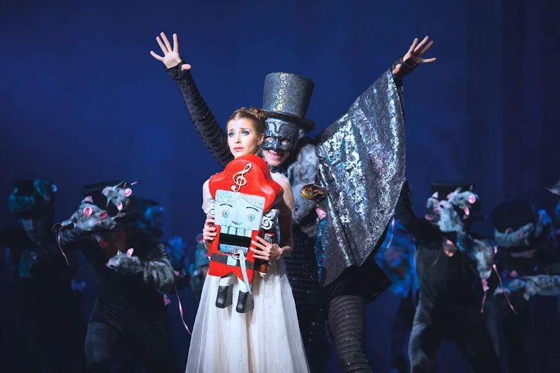 Imagem da fonte — The Nutcracker - Imperial Ballet & Live Orchestra - Music: Peter I. Tchaikovsky
