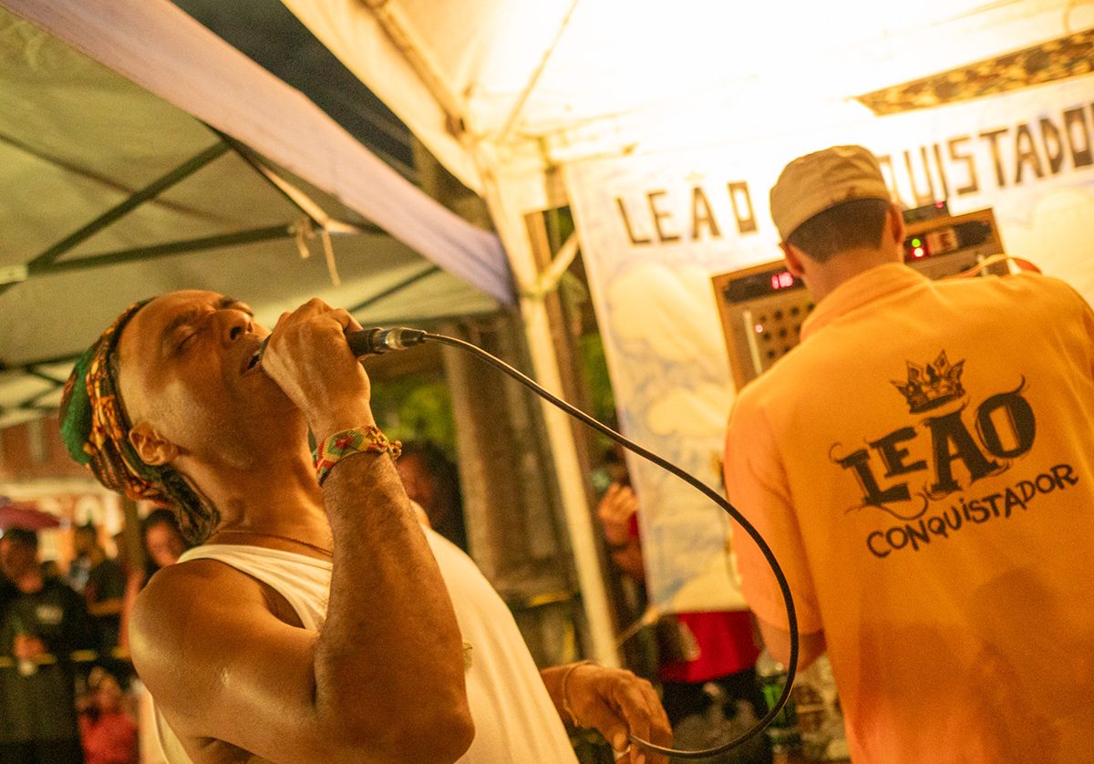 Imagem da fonte — Baile do Leão - Jah Leo nos controles Leão Conquistador com Marcelo Santana no mic