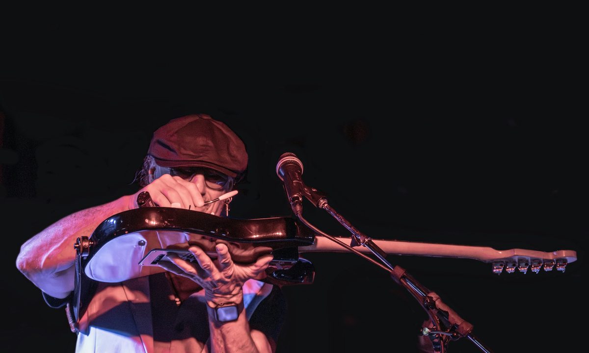 Imagem da fonte — Free Blues Friday Featuring Michael Charles and His Band