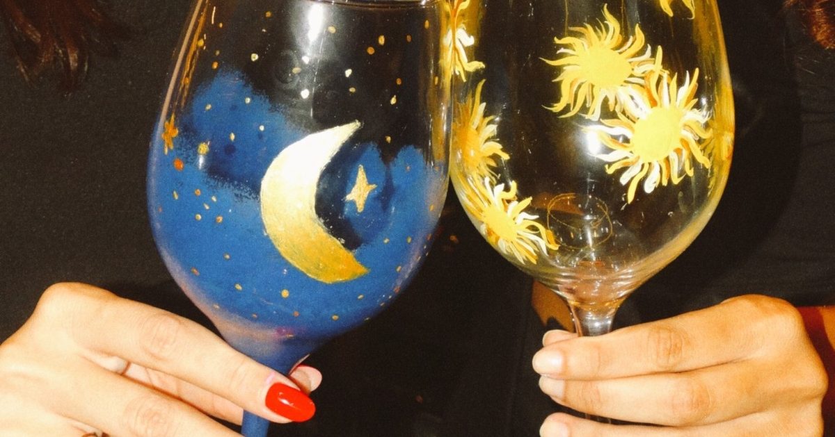 Imagem da fonte — Pincelê: Arte, Sushi e Vinho - Pintura de taças de vinho OU garrafa de vinho