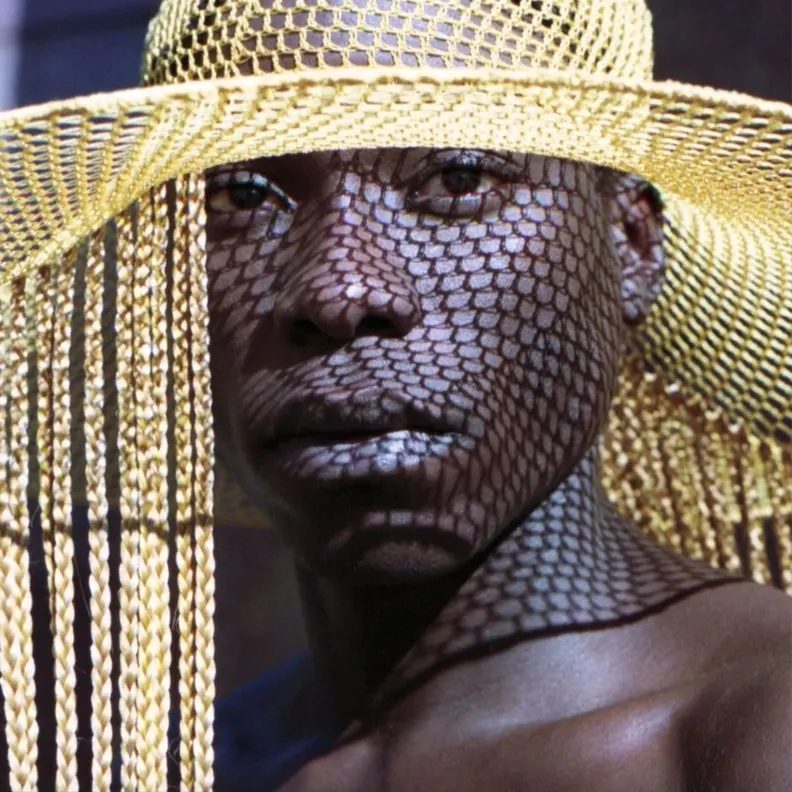 Imagem da fonte — Hide & Seek (Ebongwa Longue – Tree of life) - Kéwè K Bonono