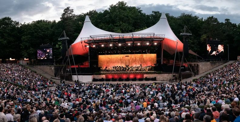 Imagem da fonte — Berliner Philharmoniker: Season Finale at the Waldbühne with Daniel Harding and Augustin Hadelich