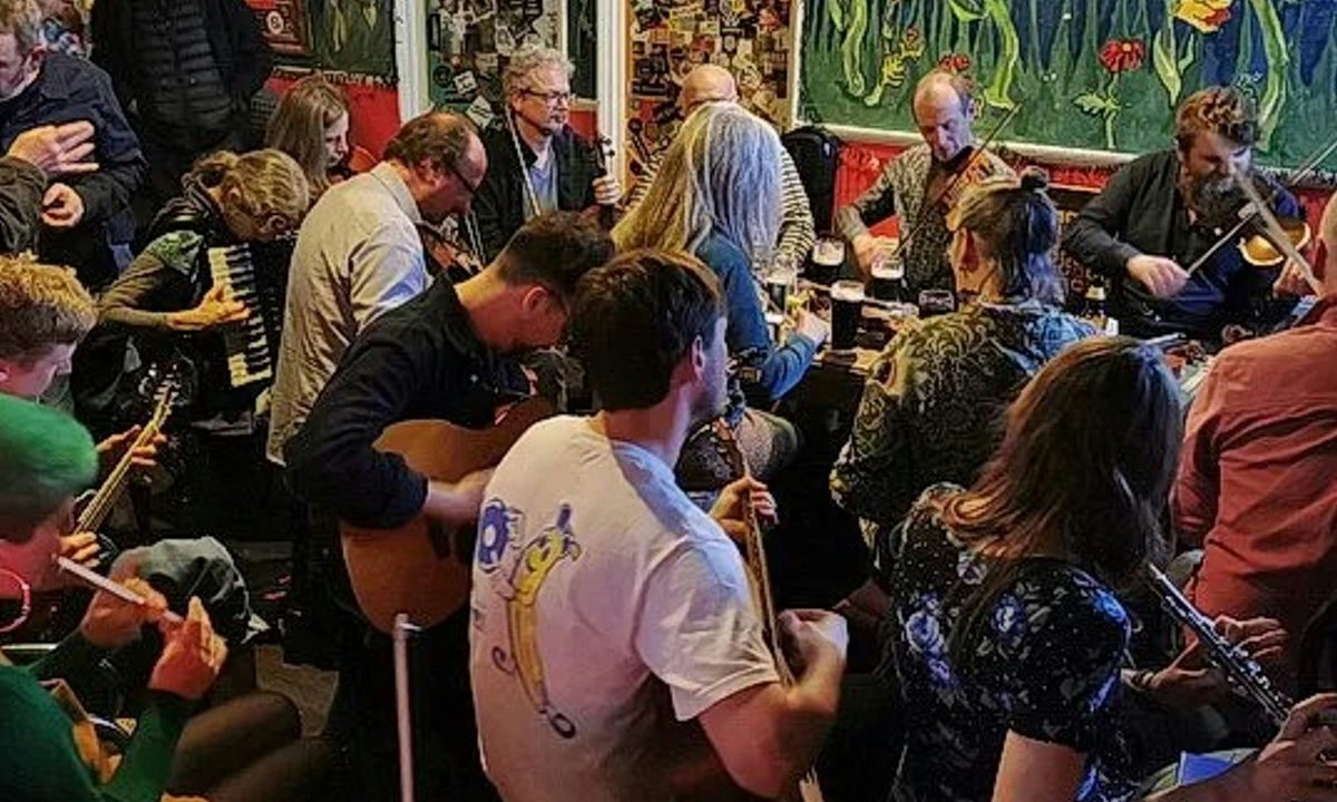 Imagem da fonte — No Frills Folk Club