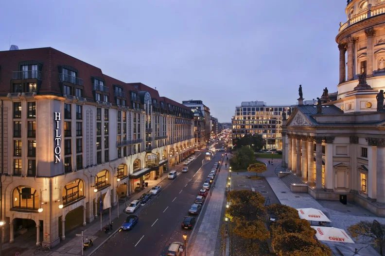 Imagem da fonte — New Year’s Eve dinner at Chou Chou in the Hilton Berlin