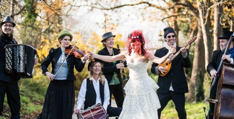 来源图片 — World. Klezmer, Hora and love songs with She’Koyokh and Çiğdem Aslan