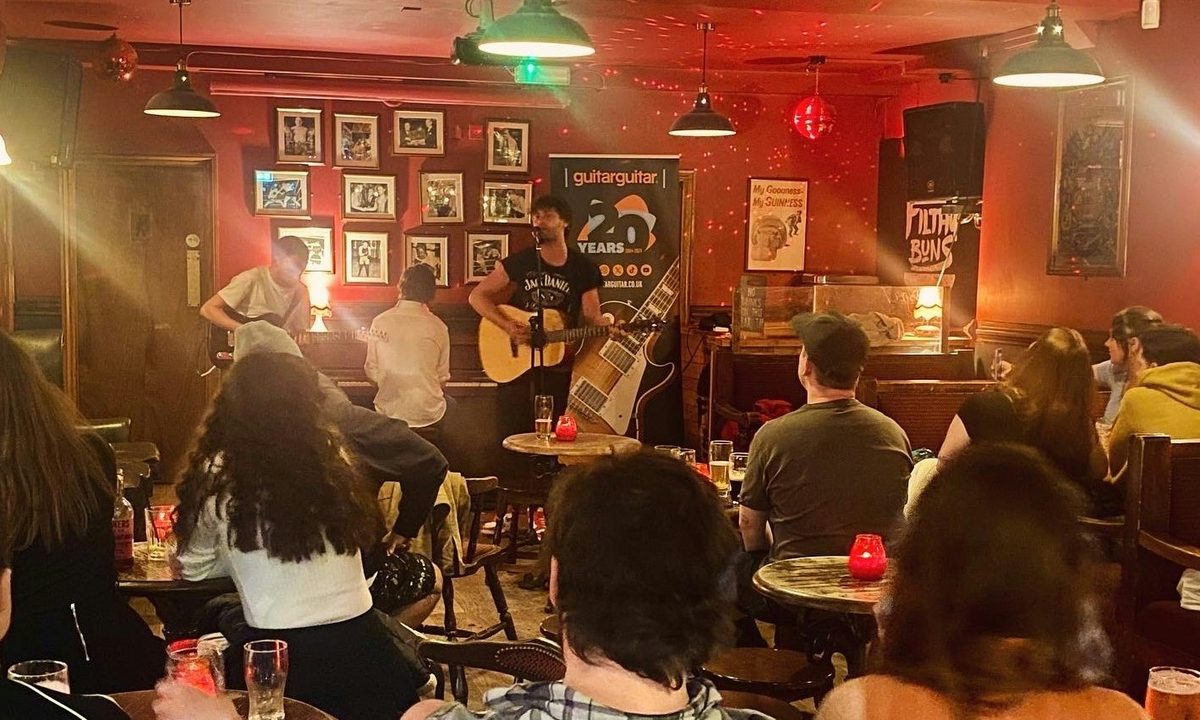 Image de la source — Open Mic At The Three Compasses