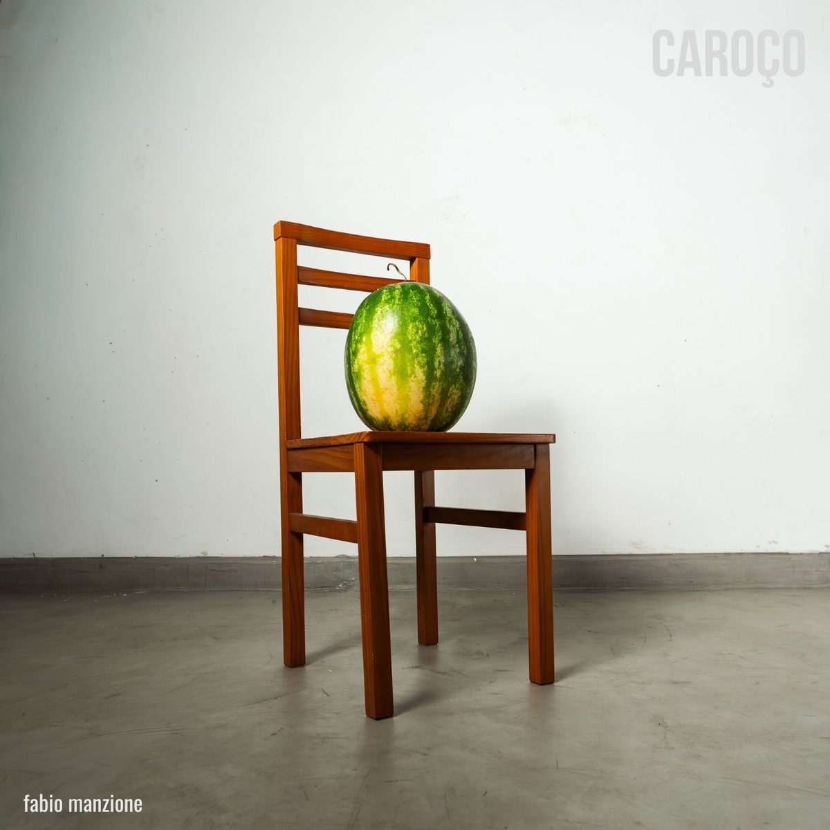Imagen de la fuente — Lançamento do álbum Caroço de Fabio Manzione