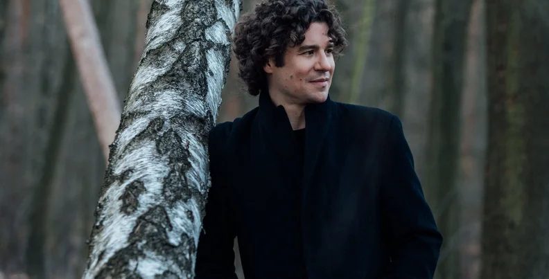 출처 이미지 — Lisa Batiashvili, Robin Ticciati, and the Chamber Orchestra of Europe