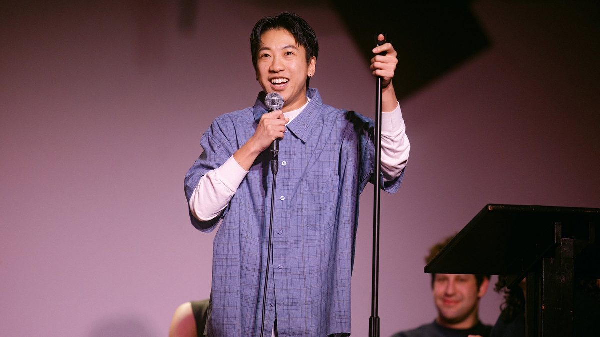 Image de la source — James Tom Goes on a Mini-Tour, Casual Style