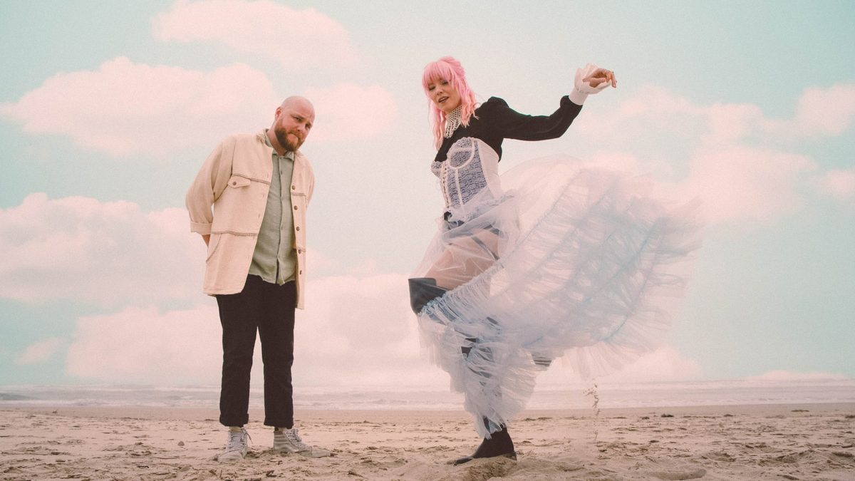 Imagen de la fuente — New Constellations: It Comes In Waves Tour