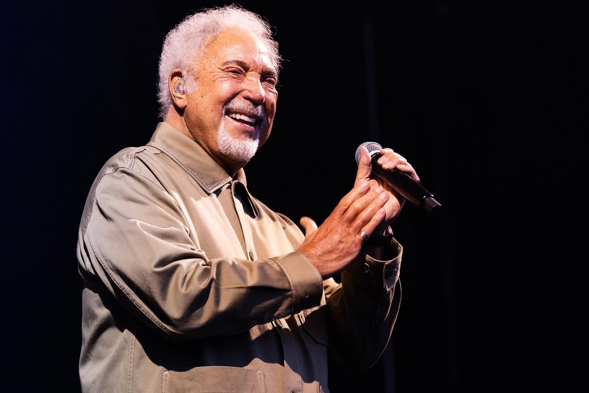 Afbeelding van de bron — Tom Jones: Come Gather Round Tour