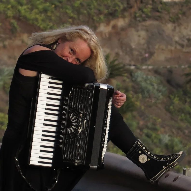 Imagem da fonte — Cathrin Pfeifer „upside down“ Magic world of accordeon