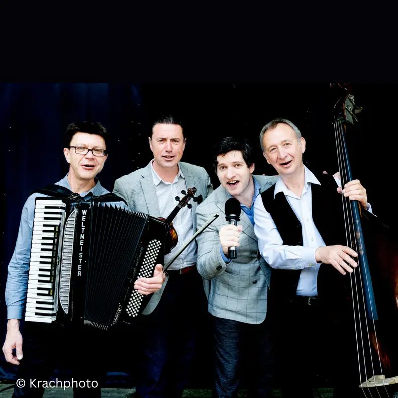 来源图片 — Alexander Estis and Trio Scho