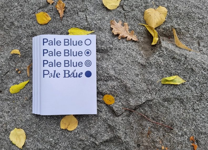 Immagine della fonte — 'Pale Blue'