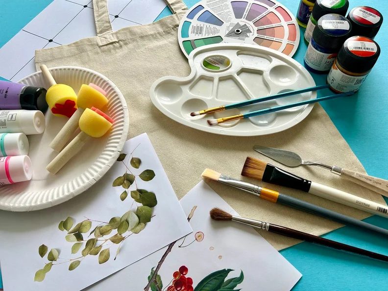 Bild der Quelle — Painting on Cloth Bags and T-Shirts