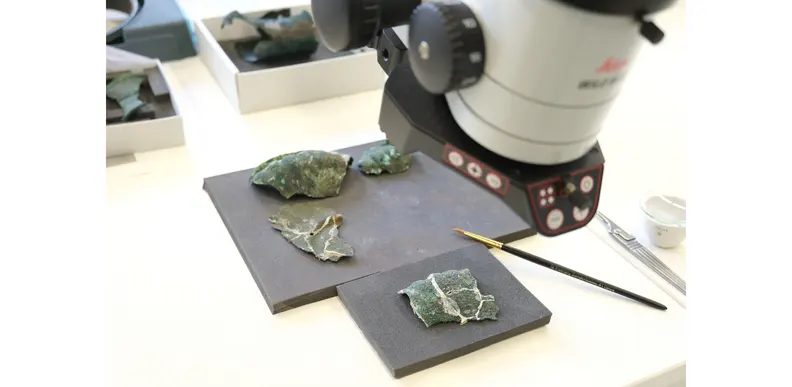 Bild der Quelle — On Arrowheads, Bowls, and Ritual Tablets | Metal Restoration at the Museum of the Ancient Near East in Berlin
