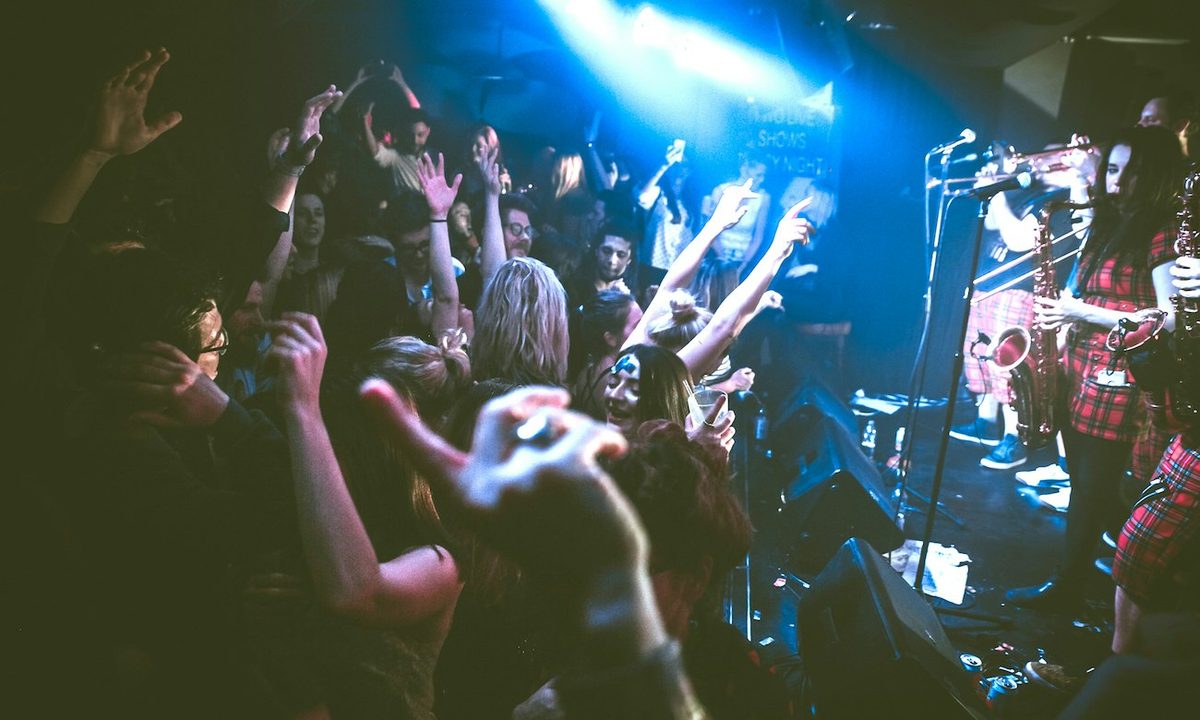 Imagem da fonte — Live Music + DJs 'til late
