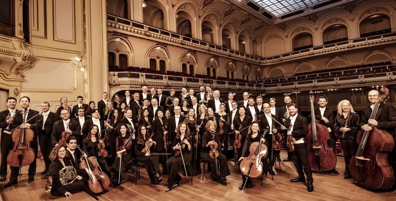 Imagem da fonte — Biennale “Signs & Wonders”. Steven Sloane conducts the Symphoniker Hamburg