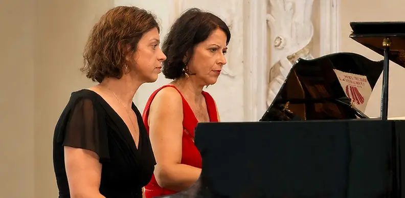 Bild der Quelle — Mozart's Piano Works for Four Hands