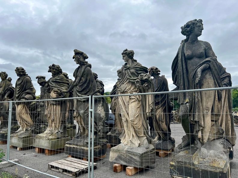 Imagem da fonte — Up close: at eye level with the colossal sandstone sculptures of the New Palace