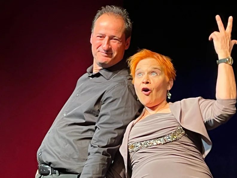 Bild der Quelle — “Clown, you've lost your position!” Friedrich Hollaender on the 130th anniversary of his birth, featuring “Chanson-Nette” Jeannette Urzendowsky and Tal Balshai (piano/vocals).
